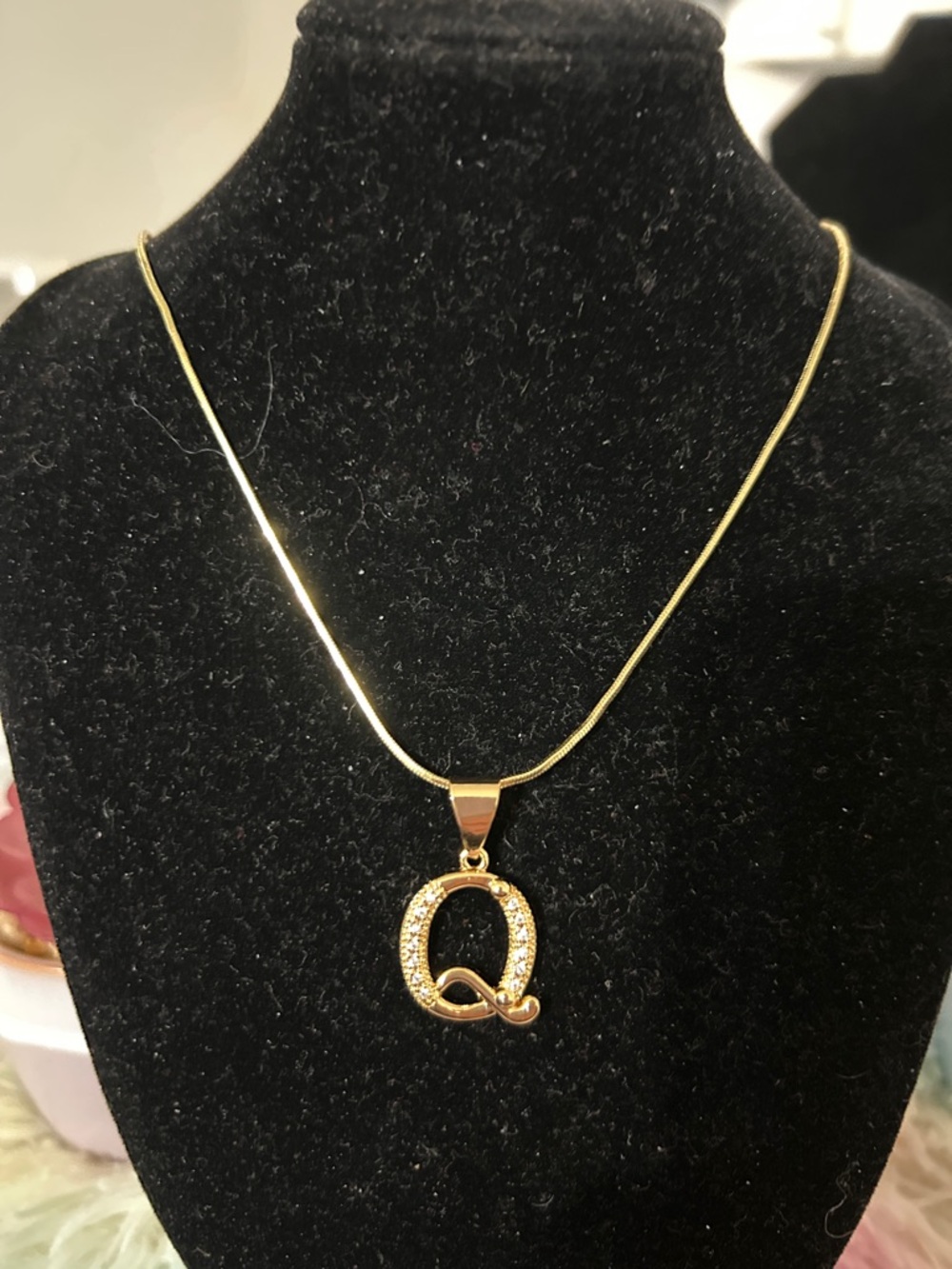 Fashion Jewelry Gold Letter Q Pendant Necklace with Crystal Accents